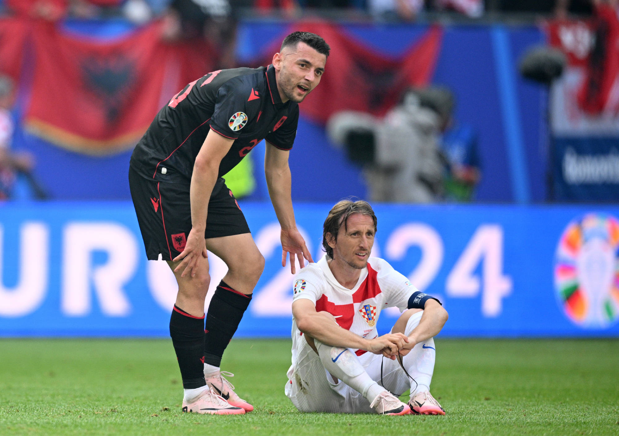 欧洲足球盛宴继续，热门球队激战连连的简单介绍